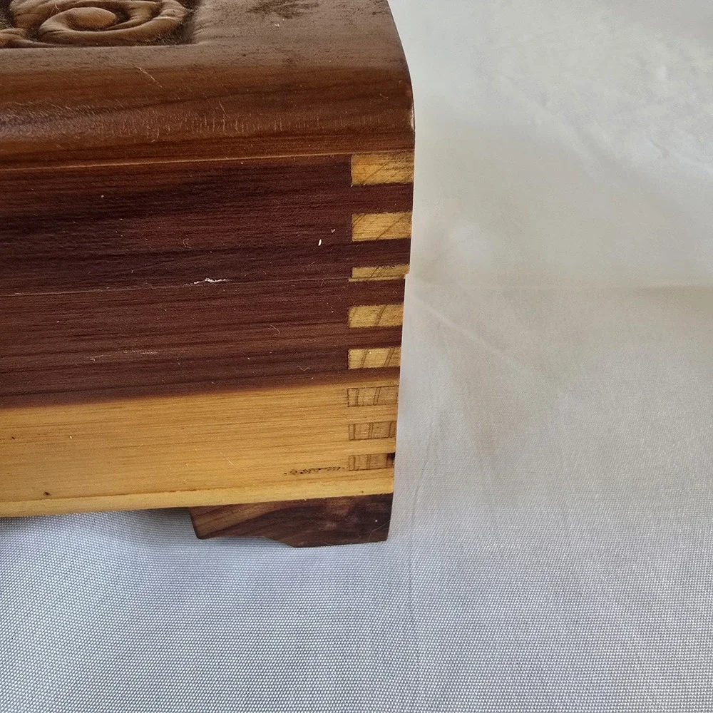 VTG Handcarved Cedar Box Finger-Jointed With Mirror Mountain and Water Landscape